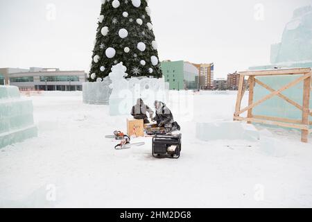 Les travailleurs du chantier de construction de la ville de glace préparent l'outil pour les travaux à venir Banque D'Images
