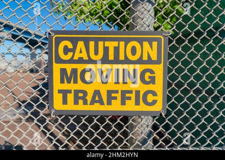 Attention : panneau de signalisation sur une clôture en filet à Coronado, San Diego, Californie Banque D'Images