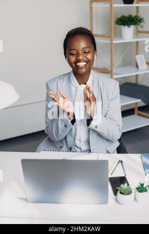 Arican merican parle de réunion virtuelle en ligne sur ordinateur portable au bureau de travail.Technologie d'entreprise.Style de vie en ligne.Conférence téléphonique.En ligne Banque D'Images