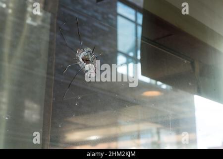 Seattle, États-Unis.6 févr. 2022.Tard dans la journée au restaurant la Cocina Oaxaquena sur Capitol Hill avec des dégâts de balle après une prise de vue en début de matinée.Des coups de feu ont éclaté entre deux groupes vers 2 h 30, 911 ont reçu des rapports de dizaines de coups de feu tirés.Quatre bâtiments ont été frappés par des balles perdues, ainsi que plusieurs fenêtres d'appartement et deux véhicules.Personne n'a été blessé et jusqu'à présent, aucune arrestation.Crédit : James Anderson/ Alamy Live News Banque D'Images