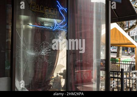 Seattle, États-Unis. 6 févr. 2022. Tard dans la journée, le restaurant la Cocina Oaxaquena sur Capitol Hill a subi des dégâts de balle après une séance de tournage en début de matinée. Des coups de feu présumés ont éclaté entre deux groupes vers 2 h 30, 911 ont reçu des rapports de dizaines de coups de feu tirés. Quatre bâtiments ont été frappés par des balles perdues, ainsi que plusieurs fenêtres d'appartement et deux véhicules. Personne n'a été blessé et jusqu'à présent, aucune arrestation. Crédit : James Anderson/ Alamy Live News Banque D'Images