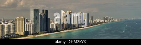 Panorama aérien de drone Miami Beach Sunny Isles immeubles de condominium sur le sable Banque D'Images