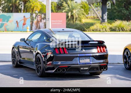 Miami, FL, USA - 5 février 2022: Photo d'un Ford Cobra GT 350 noir tourné de l'arrière Banque D'Images