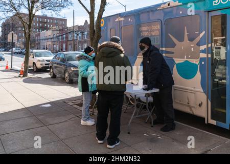 Bronx, États-Unis.06th févr. 2022.Les organismes de bienfaisance catholiques de New York, en partenariat avec NYC Test and Trace corps, organisent un événement de tests et de vaccination à l'extérieur de l'église St. Theresa, dans la section de Pelham Bay du Bronx.(Photo de Steve Sanchez/Pacific Press) Credit: Pacific Press Media production Corp./Alay Live News Banque D'Images