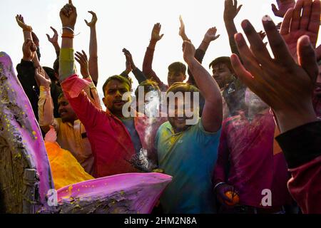 New Delhi, Inde.06th févr. 2022.Les dévotés pendant l'immersion de l'idole de Saraswati à la rivière Yamuna à Kalindi Kunj à Delhi.les processions d'immersion ont commencé dans l'après-midi et se sont poursuivies jusqu'à tard le dimanche soir.(Photo de Mohsin Javed/Pacific Press) Credit: Pacific Press Media production Corp./Alay Live News Banque D'Images