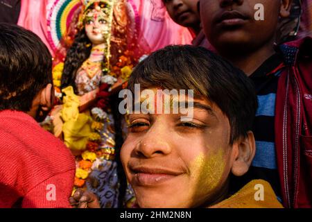 New Delhi, Inde.06th févr. 2022.Les dévotés pendant l'immersion de l'idole de Saraswati à la rivière Yamuna à Kalindi Kunj à Delhi.les processions d'immersion ont commencé dans l'après-midi et se sont poursuivies jusqu'à tard le dimanche soir.(Photo de Mohsin Javed/Pacific Press) Credit: Pacific Press Media production Corp./Alay Live News Banque D'Images