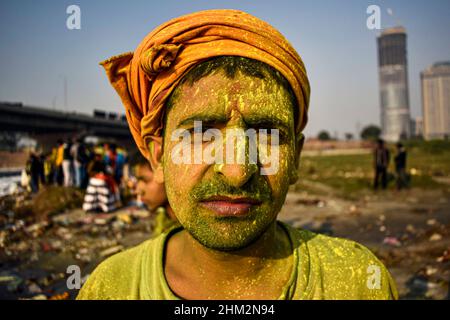 New Delhi, Inde.06th févr. 2022.Les dévotés pendant l'immersion de l'idole de Saraswati à la rivière Yamuna à Kalindi Kunj à Delhi.les processions d'immersion ont commencé dans l'après-midi et se sont poursuivies jusqu'à tard le dimanche soir.(Photo de Mohsin Javed/Pacific Press) Credit: Pacific Press Media production Corp./Alay Live News Banque D'Images