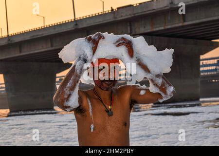 New Delhi, Delhi, Inde.6th févr. 2022.Les personnes jouant avec de la mousse toxique pendant l'immersion de l'idole de Saraswati à la rivière Yamuna à Kalindi Kunj à Delhi.les processions d'immersion ont commencé dans l'après-midi et se sont poursuivies jusqu'à la fin de la nuit de dimanche.(Credit image: © Mohsin Javed/Pacific Press via ZUMA Press Wire) Banque D'Images