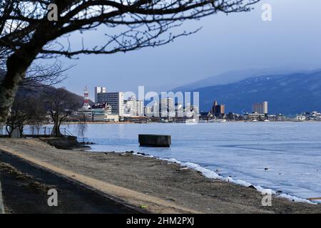 suwa, nagano, japon, 2022/06/02 , vue en soirée du lac Suwa gelé (Suwa-ko).Le lac suwa est un lac dans les montagnes Kiso, dans la région centrale de Banque D'Images