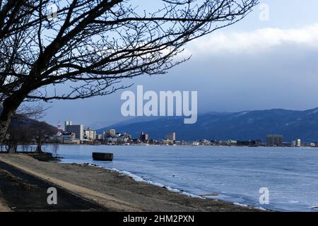 suwa, nagano, japon, 2022/06/02 , vue en soirée du lac Suwa gelé (Suwa-ko).Le lac suwa est un lac dans les montagnes Kiso, dans la région centrale de Banque D'Images