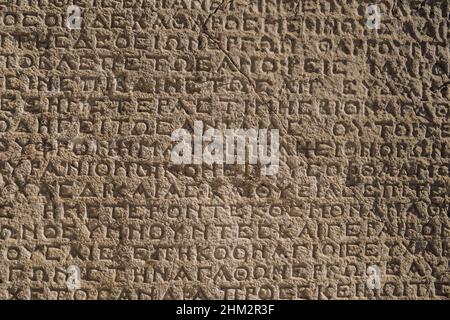 Les inscriptions grecques anciennes sur le mur des ruines archéologiques en gros plan Banque D'Images