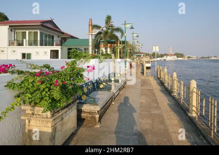 Un passage le long de la rivière Chao Phraya à Bangkok, en Thaïlande, relie Wat Kalayanamit à l'église Santa Cruz Banque D'Images