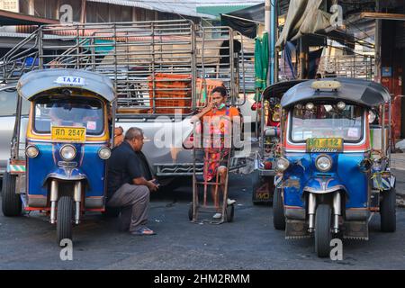 Tuk-tuk (taxis à trois roues) garés à (marché) Pak Klong Talat à Bangkok, Thaïlande Banque D'Images