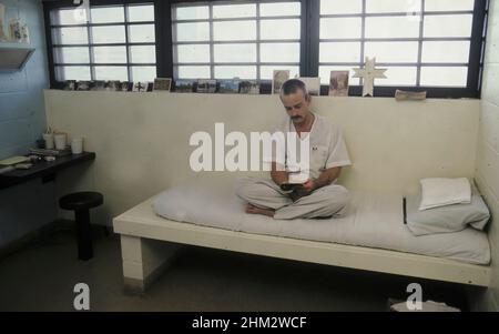 Austin, Texas, États-Unis, 1987: Prisonnier en isolement cellulaire assis sur son lit de couchage à la prison du comté de Travis. M. RE-0154 ©Bob Daemmrich Banque D'Images