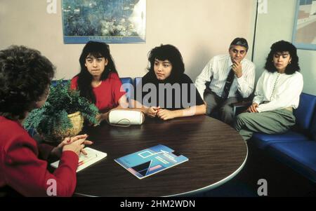 Austin Texas USA, 1988: La mère hispanique et le père se joignent à leurs filles adolescentes dans le bureau de son conseiller d'école secondaire pour discuter des questions familiales. ©Bob Daemmrich MR RR-025-028 Banque D'Images