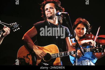 Manor, Texas USA 1986: Le chanteur John Cougar Mellencamp se rend à Farm Aid II près d'Austin. ©Bob Daemmrich Banque D'Images