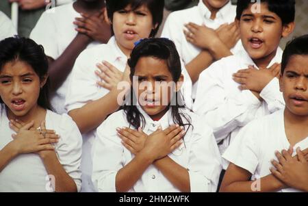 Austin, Texas USA 1993: Chœur d'enfants hispaniques de 4th à 6th ans chantant. ©Bob Daemmrich Banque D'Images