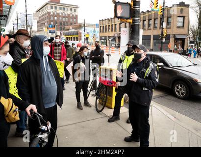 La police parle pour contrer les manifestations lors de la manifestation des camionneurs du mandat anti-masque de Vancouver.5th février 2022. Banque D'Images