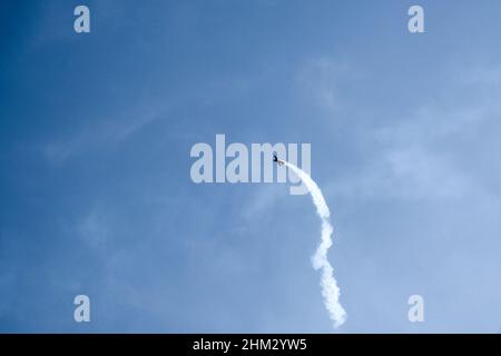 Avion volant.Avion en formation pendant un exposition de acrobaties aériennes pendant qu'ils roulent et roulent dans le ciel.Défaillance du moteur de plan.L'avion se bloque.Chute d'un avion en panne Banque D'Images