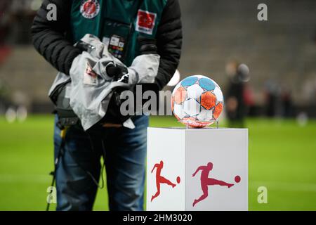 Hambourg, Allemagne.05th févr. 2022.Football: 2nd Bundesliga, Matchday 21: FC St. Pauli - SC Paderborn 07 au stade Millerntor.Un caméraman filme la balle de match.Credit: Daniel Reinhardt/dpa - NOTE IMPORTANTE:Conformément aux exigences de la DFL Deutsche Fußball Liga et de la DFB Deutscher Fußball-Bund, il est interdit d'utiliser ou d'avoir utilisé des photos prises dans le stade et/ou du match sous forme de séquences et/ou de séries de photos de type vidéo./dpa/Alay Live News Banque D'Images