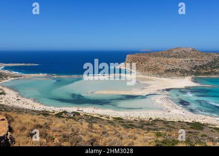 Vue imprenable sur la plage tropicale de Balos et le lagon avec des eaux turquoise exotiques, sur l'île de Crète, Grèce Banque D'Images