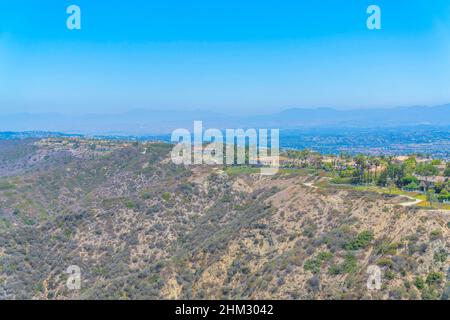 Vue panoramique sur la communauté de Laguna Niguel au sommet d'une montagne en Californie Banque D'Images