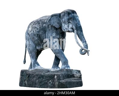 Ancienne sculpture isolée d'éléphant, plein corps et vue latérale, pierres altérées.Sculpture d'éléphant pour la décoration de jardin sur fond blanc. Banque D'Images