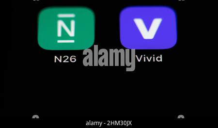 Rottweil, Allemagne.06th févr. 2022.L'application de N26 (l) et son concurrent Vivid sont visibles sur un écran d'iPhone.Vivid, une banque de smartphones basée à Berlin, approche une évaluation d'un milliard de dollars après un cycle de financement.Les clients peuvent également investir leur argent dans des actions, des fonds, des crypto-monnaies et d'autres produits financiers dans l'application Vivid.Crédit : Silas Stein/dpa/Alay Live News Banque D'Images