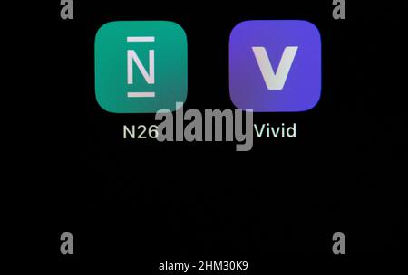 Rottweil, Allemagne.06th févr. 2022.L'application de N26 (l) et son concurrent Vivid sont visibles sur un écran d'iPhone.Vivid, une banque de smartphones basée à Berlin, approche une évaluation d'un milliard de dollars après un cycle de financement.Les clients peuvent également investir leur argent dans des actions, des fonds, des crypto-monnaies et d'autres produits financiers dans l'application Vivid.Crédit : Silas Stein/dpa/Alay Live News Banque D'Images