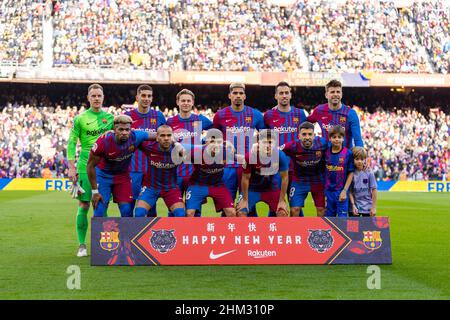 Barcelone, Espagne.6th févr. 2022.Les joueurs de Barcelone se font la queue devant un match de football espagnol de première division entre le FC Barcelone et l'Atletico de Madrid à Barcelone, Espagne, le 6 février 2022.Crédit : Joan Gosa/Xinhua/Alay Live News Banque D'Images