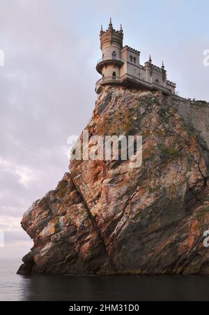 Gaspra, Crimée, Russie - 05.07.2019 : château de nid d'hirondelle en Crimée. Le nid du petit château hirondelle au sommet d'une haute falaise sur la rive de la mer noire Banque D'Images