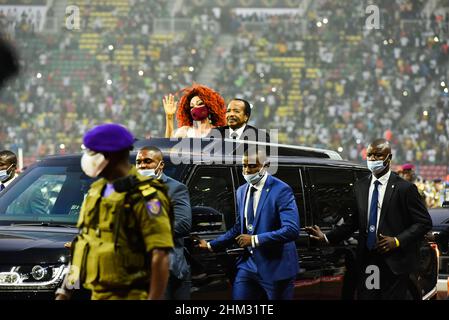 Yaoundé, Cameroun.6th févr. 2022.Le président camerounais Paul Biya (haut R) et sa femme Chantal Biya (haut L) sont vus lors de la cérémonie de clôture de l'édition 33rd de la coupe africaine des nations au stade Omnisport d'Olembe, Yaoundé, Cameroun, 6 février 2022.Credit: Keppeu/Xinhua/Alay Live News Banque D'Images