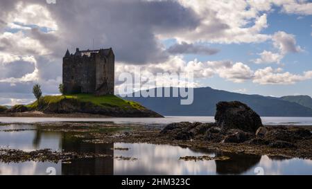Le château de Stalker se dresse de façon impressionnante au-dessus du Loch Laich en Écosse Banque D'Images