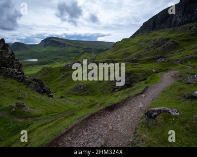 Le Quiraing à pied sur l'île de Skye en Ecosse Banque D'Images