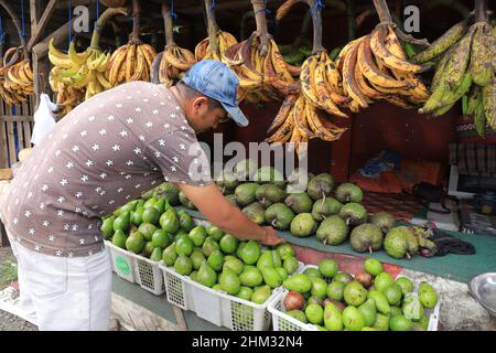 Lumajang, Indonésie - 13 janvier 2022 : Pisang Tanduk ou Pisang Agung et Pisang Mas Kirana vendeur, dans un marché traditionnel. Parfait pour l'arrière-plan Banque D'Images