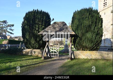 Lychgate à l'entrée de St Mary's Churchyard dans le village de Lower Slaughter, dans les Cotswolds Banque D'Images