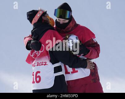 Zhangjiakou, Chine.07th févr. 2022.Le médaillé d'or Max Parrot du Canada (R) enfile la médaillée d'argent su Yiming de Chine après les finales de slaoppestyle masculin lors des Jeux olympiques d'hiver de 2022 au parc Genting Snow Park à Zhangjiakou, en Chine, le lundi 7 février 2022.Mark McMorris, du Canada, a remporté la médaille de bronze.Photo de Bob Strong/UPI crédit: UPI/Alay Live News Banque D'Images