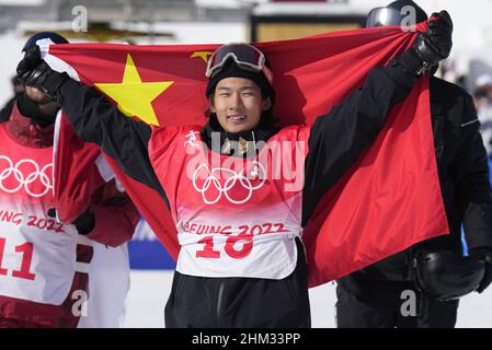 Zhangjiakou, Chine.07th févr. 2022.Su Yiming, médaillé d'argent de Chine, détient son drapeau national après la finale masculine de la planche à neige en forme de slaoppestyle lors des Jeux olympiques d'hiver de 2022 au parc Genting Snow Park de Zhangjiakou, en Chine, le lundi 7 février 2022.Max Parrot du Canada a remporté la médaille d'or et Mark McMorris du Canada a remporté la médaille de bronze.Photo de Bob Strong/UPI crédit: UPI/Alay Live News Banque D'Images