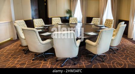 l'intérieur d'une salle de réunion est composé d'une table ronde et de fauteuils en cuir blanc Banque D'Images