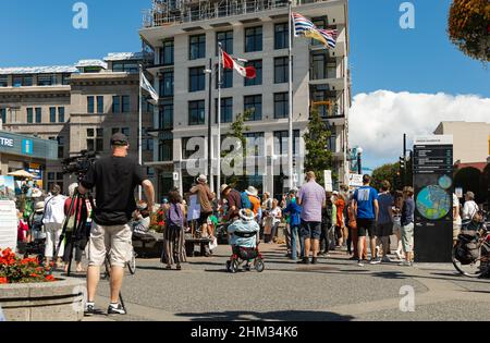 Vue arrière des gens avec des écriteaux et des affiches sur la grève mondiale pour les changements climatiques-juillet 21,2021-Victoria C.-B., Canada. Photo de rue, événement, foc sélectif Banque D'Images