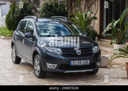 Side, Turquie -25 janvier 2022: Black Dacia Sandero Stepway est garée dans la rue lors d'une chaude journée d'été contre le centre historique Banque D'Images