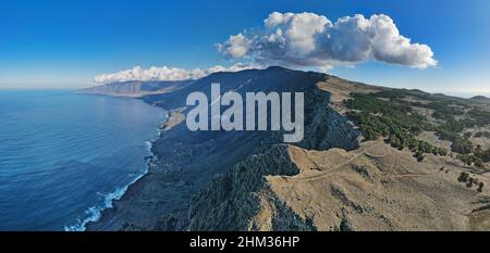 Vue panoramique aérienne dans la vallée 'El Golfo' depuis Mirador de Bascos à El Hierro, îles Canaries Banque D'Images