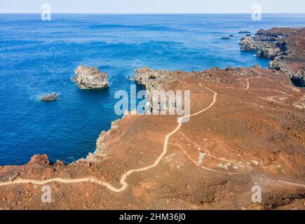 Vue aérienne du sentier de randonnée côtier près d'Arco de la Tosca - El Hierro (îles Canaries) Banque D'Images