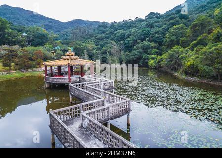 Le pavillon au milieu du petit lac, Lung Tsai ng Yuen, île Lantau, Hong Kong, automne de jour Banque D'Images