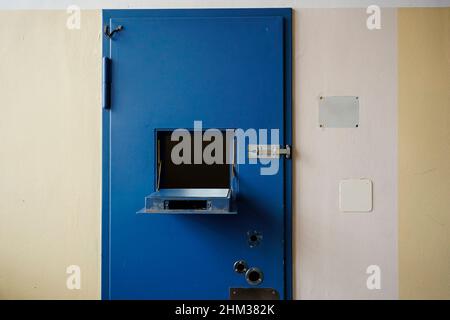 Heidelberg, Allemagne.03rd févr. 2022.Une porte de cellule fermée d'une cellule de prison dans un bâtiment de l'ancienne prison 'Fauler Pelz' (prison de Heidelberg).Credit: Uwe Anspach/dpa/Alamy Live News Banque D'Images