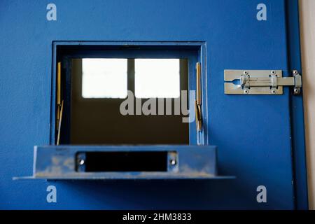 Heidelberg, Allemagne.03rd févr. 2022.Une porte de cellule fermée d'une cellule de prison dans un bâtiment de l'ancienne prison 'Fauler Pelz' (prison de Heidelberg).Credit: Uwe Anspach/dpa/Alamy Live News Banque D'Images