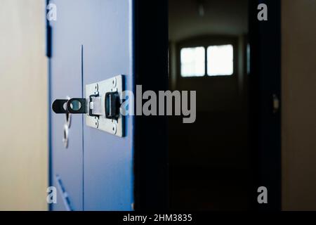 Heidelberg, Allemagne.03rd févr. 2022.Un boulon est fixé à une porte de cellule ouverte dans un bâtiment de l'ancienne prison de « Fauler Pelz » (prison de Heidelberg).Credit: Uwe Anspach/dpa/Alamy Live News Banque D'Images