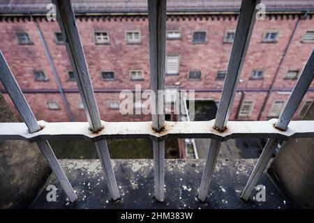 Heidelberg, Allemagne.03rd févr. 2022.Une cour intérieure est visible par une grille de fenêtre dans un bâtiment de l'ancienne prison « Fauler Pelz » (prison de Heidelberg).Credit: Uwe Anspach/dpa/Alamy Live News Banque D'Images