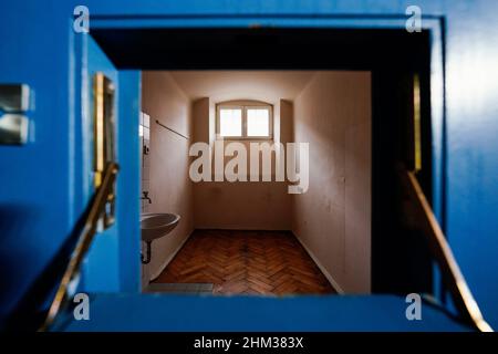 Heidelberg, Allemagne.03rd févr. 2022.Grâce à une trappe ouverte, on peut voir la chambre d'une cellule de prison dans un bâtiment de l'ancienne prison 'Fauler Pelz' (prison de Heidelberg).Credit: Uwe Anspach/dpa/Alamy Live News Banque D'Images