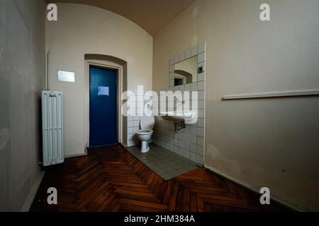 Heidelberg, Allemagne.03rd févr. 2022.Un lavabo et des toilettes sont placés dans une cellule d'un bâtiment de l'ancienne prison 'Fauler Pelz' (prison de Heidelberg).Credit: Uwe Anspach/dpa/Alamy Live News Banque D'Images